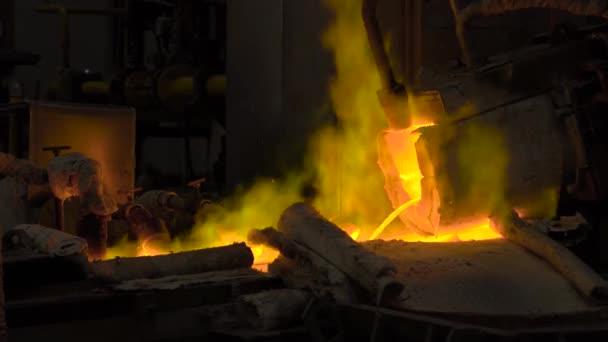 Hot χάλυβα ρίχνει στο εργοστάσιο χάλυβα. Στο πλαίσιο, λιωμένο μέταλλο χύνεται μέσω ειδικών διαύλων, για την περαιτέρω τροχαίο με ένα ειδικό μηχάνημα. Σύγχρονη μεταλλουργική βιομηχανία — Αρχείο Βίντεο