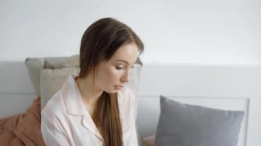 Güzel erkek rahat ışık yatak odasında oturmuş