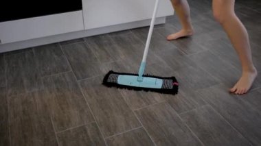 Çizgili gömlek giyen güzel genç kadın