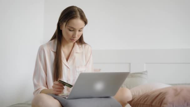 Beautiful young woman wearing light pink shirt — Stock Video