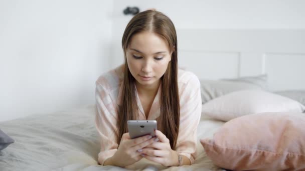 Schöne Frau hält Handy in der Hand — Stockvideo