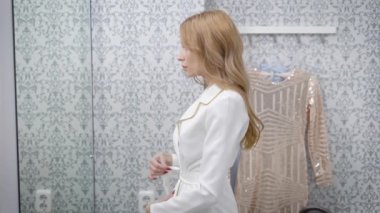 Güzel erkek aynaya bakıyor