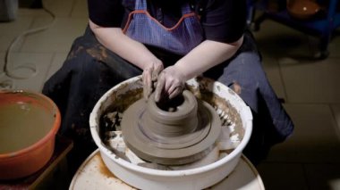 Toprak şekillendirme ve potters tekerlek atölyesinde seramik yapma yetenekli esnaf kırpma elleri. Potter zanaat studio çalışma