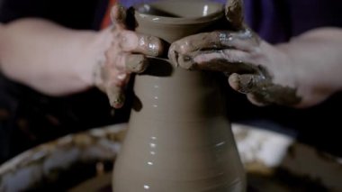 Yetenekli ana şekillendirme clayware atölye potters tekerlek üzerinde kırpma güçlü eller