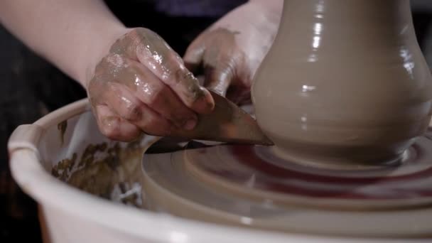 Mãos da colheita do mestre talentoso da cerâmica que faz earthenware na roda dos oleiros na oficina — Vídeo de Stock