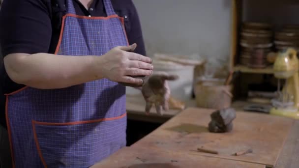 Gewas handen van kapitein van aardewerk klei voor het maken van aardewerk in werkplaats uitrollen — Stockvideo