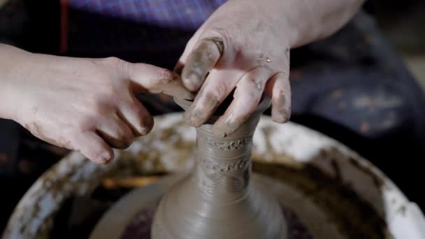 De getalenteerde handen gewas van ambachtelijke aardewerk maken op potters wiel in ambachtelijke studio — Stockvideo