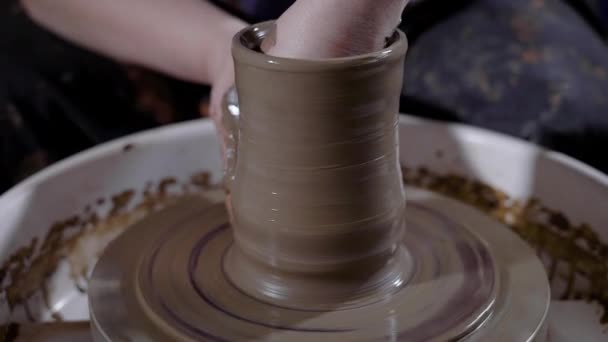 Manos de los cultivos de alfarero talentoso moldear loza y la creación de obra maestra en la rueda de alfareros en el taller — Vídeo de stock
