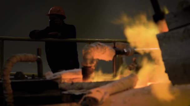 Boutique entreprise métalurgique. Le travailleur se tient sur le fond des brûleurs à gaz . — Video