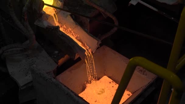 炼钢厂热钢浇注。在车架中, 熔融金属通过特殊的通道浇注, 为进一步轧制与特殊的机器。现代冶金工业 — 图库视频影像