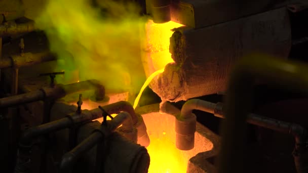 Hutniczych. Roztopiony metal jest wylewanie z pieca, gorący płyn jest bardzo niebezpieczne. — Wideo stockowe