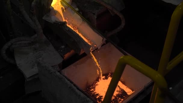 Hot χάλυβα ρίχνει στο εργοστάσιο χάλυβα. Στο πλαίσιο, λιωμένο μέταλλο χύνεται μέσω ειδικών διαύλων, για την περαιτέρω τροχαίο με ένα ειδικό μηχάνημα. Σύγχρονη μεταλλουργική βιομηχανία — Αρχείο Βίντεο