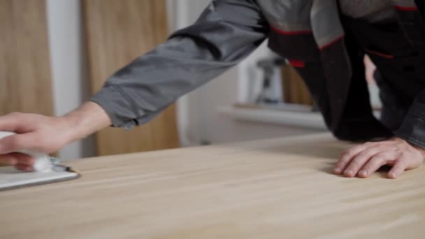 Foto ravvicinata di un costruttore che carteggia un pezzo di legno duro in un'officina . — Video Stock