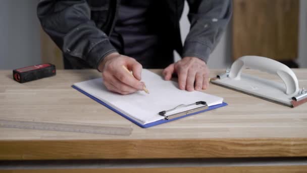 Foto ravvicinata del costruttore che fa schizzi di lavoro su carta . — Video Stock