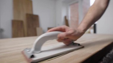 Atış her iş gelen bir adamdır ahşap bir parça zımpara kapatın.