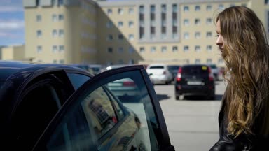 Arabasına bir park yerinde yürüyen güzel bir ciddi kadının açık atış.