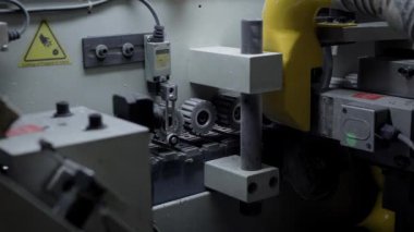 Atış bir kenar bantlama makinesi ile dönen vites yukarı kapatın.