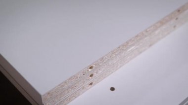 Depoda yalan bir mobilya parçaları görüntüsünü kapatmak.