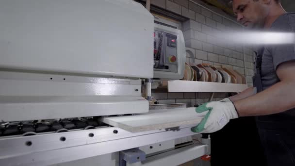 Промышленный плотник, работающий на кромке бандажной машины на заводе . — стоковое видео