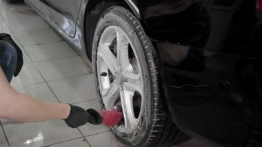 Araba diskleri cennet içinde yıkama bir adam çekim kapatın.