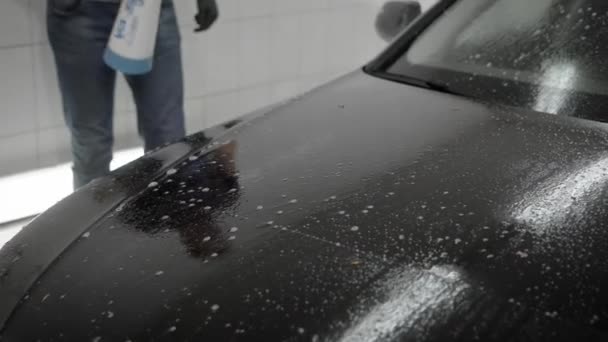 Man washing car in carwash station. — Stock Video