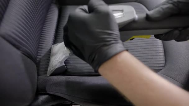 Primer plano de un asiento de coche de limpieza profesional . — Vídeo de stock