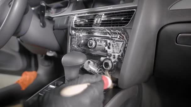 Nära upp skott av kemtvätt process i en biltvätt. — Stockvideo