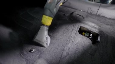 Zemin için güçlü su elektrik süpürgesi kullanan bir adam çekim kapatın.