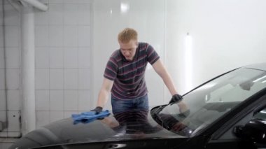 Atış sonra ağda hood parlatma bir erkek işçinin kapatın.