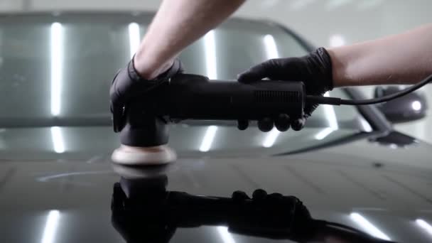 Zár megjelöl szemcsésedik-ból egy ember gyantázás a motorháztető az autó különleges eszköz. — Stock videók