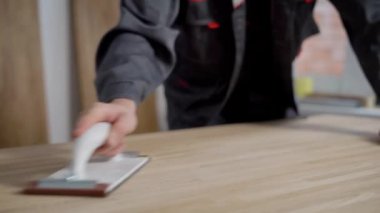 Usta ahşap yüzey bir daire içinde onarım sırasında el aletleri, elinde yakın çekim kullanarak parlatma