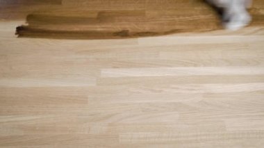 marangoz koruyucu kompozisyon tarafından kumaş, el close-up parçası kullanarak büyük ahşap Pano koruyor