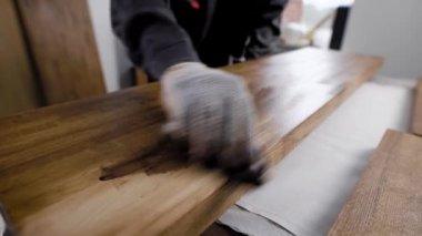 yetenekli adam ellerde, eldivenler, sıvılar tarafından yüzey sürtünme bir atölye içinde ahşap boşlukları kayboluyor yakın çekim