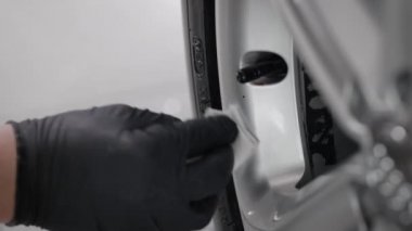 siyah koruyucu eldiven erkek elinde araba detay yumuşak parça kumaş, kir, yakın çekim silerek Temizleme