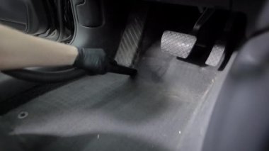 Ana elektrik süpürgesi araba, iç temizlik için kir pedallar sürücü koltuğu yakınındaki kapalı alarak kullanıyor