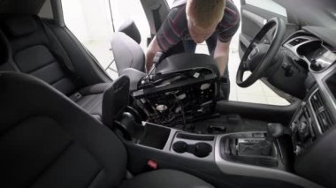 otomatik hizmet çalışan bir koltuk bir arabadan bir garajda, temizlik ve onarım için hazırlık alıyor