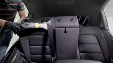 Usta süpüren araba salon işlevi, yıkama ile hoover ile temizleme servisi bir garajda, yakın çekim