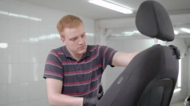 çalışan temizlik sırasında kaldırılan siyah araba koltuğu otomatik-hizmet bir odada vakumlama yıkama