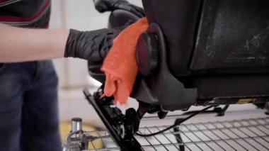 Usta oto koltuk silme ve auto-Servisi, yağda tarafından bağlantı parçaları bulaşması otomobil Temizleme