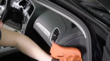 adam Denetim Masası otomobil bir bezle, toprak yüzeyinden iç yıkama sırasında temizlik sürtünme