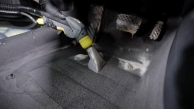 washerman otomobil halı boya, eldiven giymiş arabaya bir garaj, köpük iç tarafından temizlik