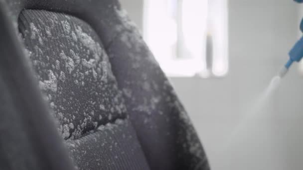 Стиральная Машина Распыляет Пену Обивку Сидений Внутри Автомобиля Протирает Щеткой — стоковое видео