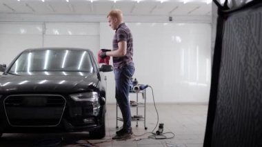 ana yıkama, cila ve Parlatıcı vererek araba sonra siyah lüks otomobil bir atölyede sürtünme