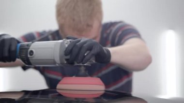 işçi onarımından sonra siyah araç oto servisi çatı yüzeyinin zımpara iş, elektrikli aracını kullanarak