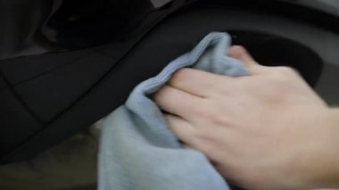 adam silerek, temizleme ve parlatma bezi chrome tarafından egzoz boruları modern otomobil, yakın çekim