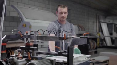 marangoz mobilya üreten, bu dönüm ve dışarı çıkardığın için kenar makineye bitki tahtaları koyuyor