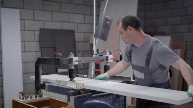 Woodworker endüstriyel matkap makine, mobilya montaj kullanarak sunta atölyede, delik delme