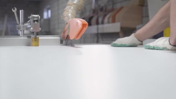Elektrikli testere kesme uzun ahşap mobilya fabrikası, işçi el ve testere yakın çekim görünüm paneldir — Stok video