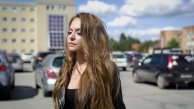 Genç ve güzel kadın, yaş ve modern şehir imkanlar arasında sokakta yürürken bir kadın mutlu görünüyor