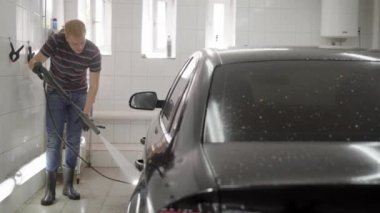 Adam yıkama oto oto yıkama döşenmiş oda